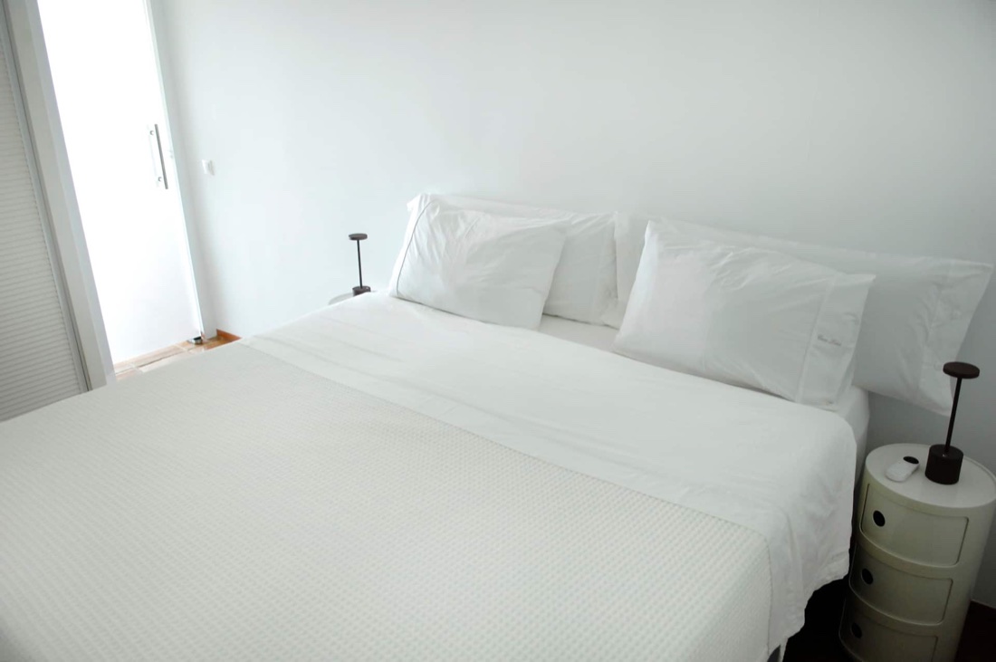 Serene slaapkamer met kingsize bed